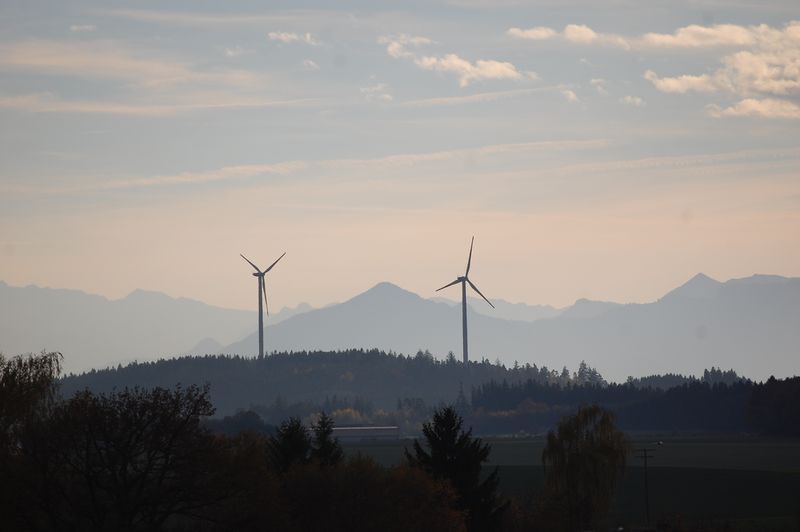 Datei:Windräder von Palling.jpg