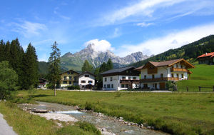 Filzmoos, Blick zur Bischofsmütze A.jpg