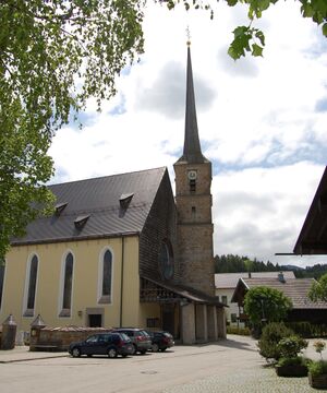 Kirchenplatz in Oberteisendorf.jpg