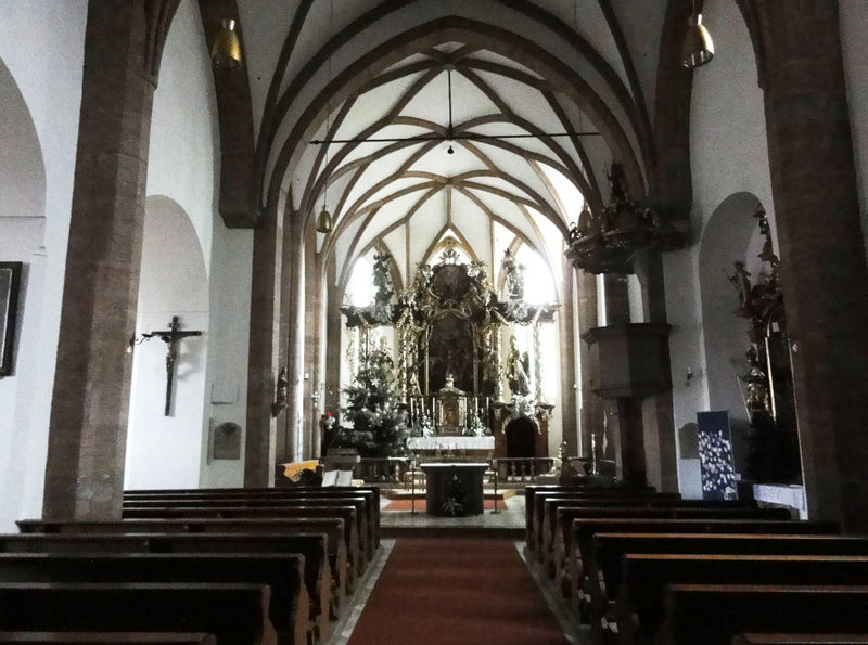 Datei:Pfarrkirche Oberalm, Mittelschiff.jpg