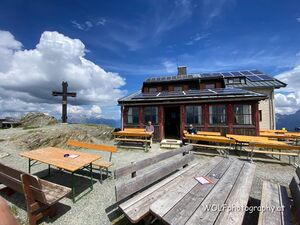 Statzerhaus auf Hundstein Gipfel mit Gipfelkreuz.jpg