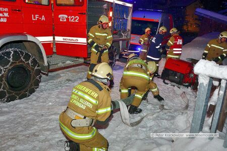 2017 01 08 FF Neumarkt am Wallersee Brand Wallbachsiedlung 05.jpg
