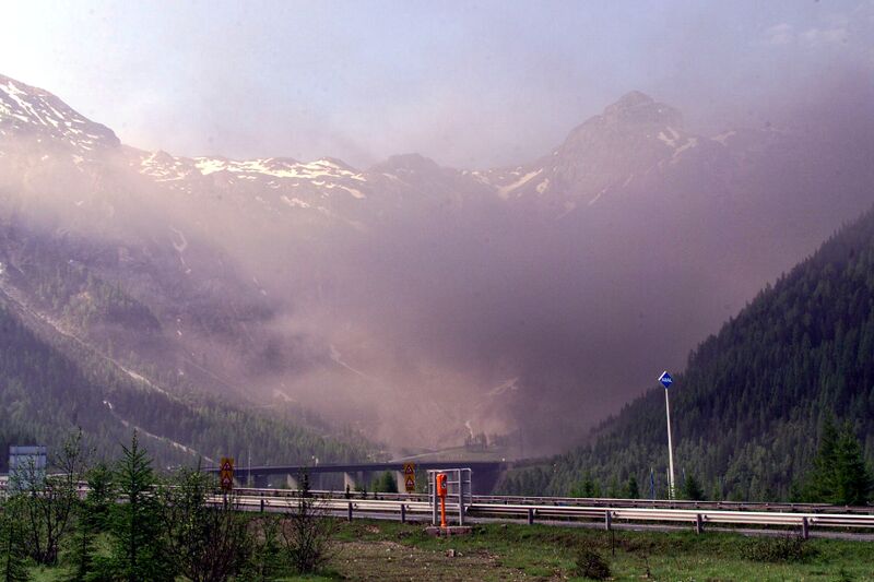 Datei:Tauerntunnel-Brand 1999 03.jpg