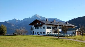 Bauernhof in Ettenberg mit Hoher Göll.jpg