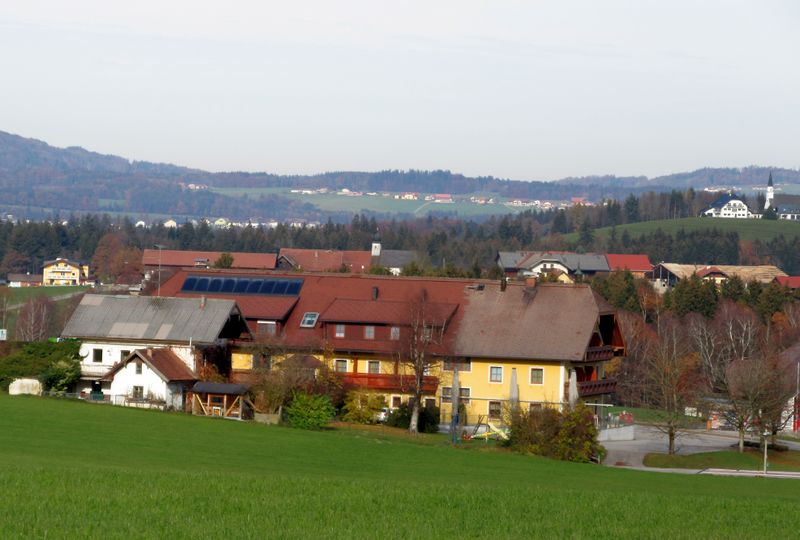 Datei:Gasthaus Neuhofen, Südansicht.jpg