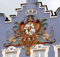 Kurbayerisches Wappen am Stadtsaal von Burghausen.JPG