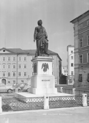 Mozart-Denkmal am Mozartplatz Salzburg Risch-Lau.jpg