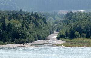 Zinkenbacheinmündung in den Wolfgangsee.JPG