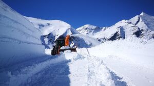 Großglockner Hochalpenstraße Schneeräumung 2021 13.jpg