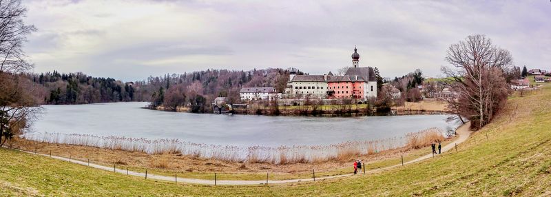 Datei:Höglwörth-Panoramabild 13.3.2011.jpg