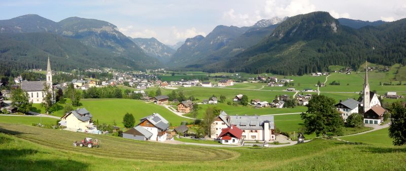 Datei:Gosau mit evangelischer und katholischer Kirche (rechts).JPG