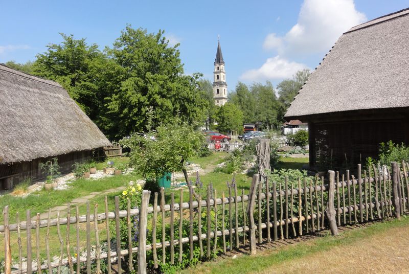 Datei:Nachgebaute Bajuwarenhäuser in Mattsee.jpg