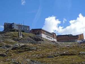 SeilbahnBergstationenHotel Rudolfshütte.JPG