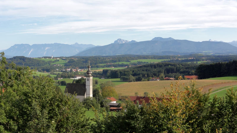 Datei:Tettelham und Chiemgauer Berge.jpg