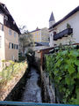 Bach in der Altstadt von Hallein.jpg