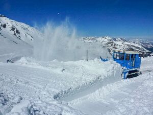 Großglockner Hochalpenstraße Schneeräumung 22 April 2015 17.jpg