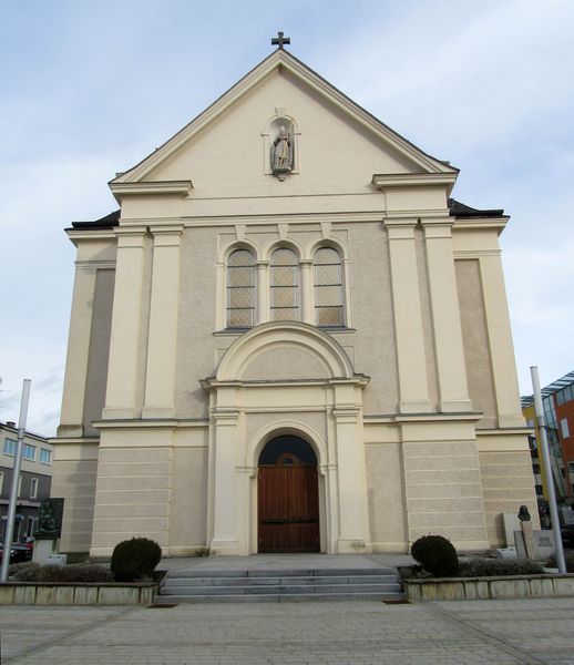 Datei:Pfarrkirche Oberndorf Westansicht.jpg