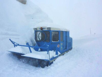 Grossglockner Hochalpenstrasse Schneeraeumung 2014 16 April 03.jpeg
