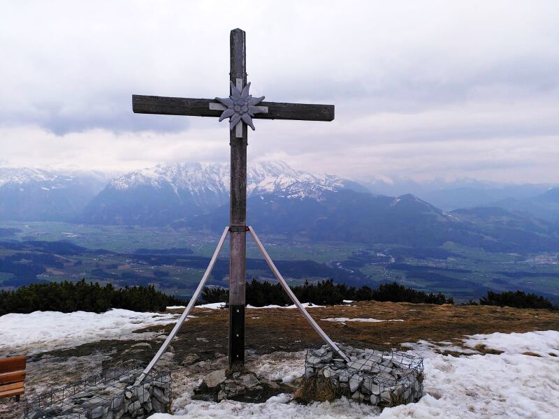 Datei:Schlenken-Gipfelkreuz März 2023 .jpg