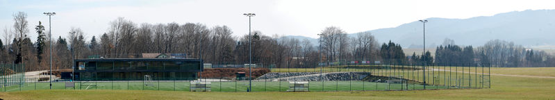 Datei:Wallerseehalle und Sportanlage.jpg