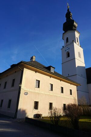 Dechanthof und Pfarrkirche Köstendorf.jpg