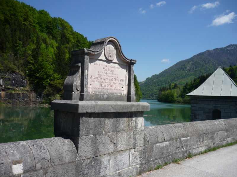 Datei:Erinnerungstafel an der Wiestalseestaumauer P1000730.JPG