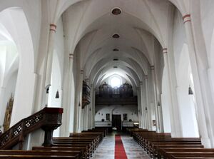 Kirchenschiff San Zeno, Ansicht vom Altar aus.jpg