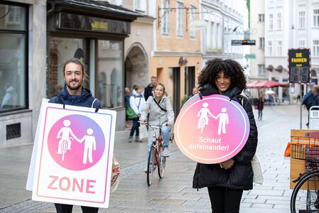 Linzer Gasse Fußgängerzone Aktion Schaut aufeinander 2021 01.jpg