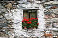Blumen Dienten steingemauertes Haus.jpg