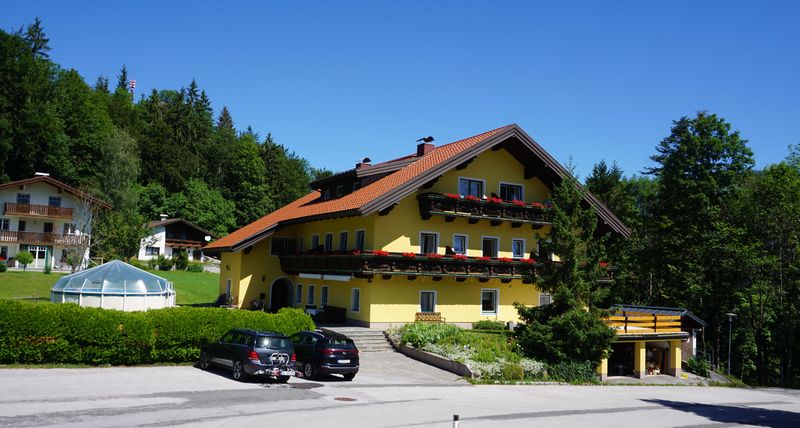 Datei:Ehemalige Volksschule in Krispl.jpg