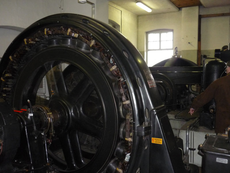 Datei:Generator im Kraftwerk Eichetmühle.JPG