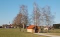 Info-Stadel über das Haarmoos, im Hintergund die Ortschaft Leobendorf, Gemeinde Laufen.jpg