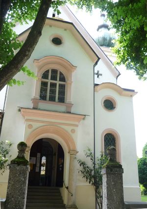 Kirchenportal in Aigen.jpg