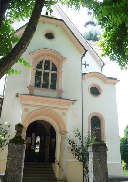 Datei:Kirchenportal in Aigen.jpg