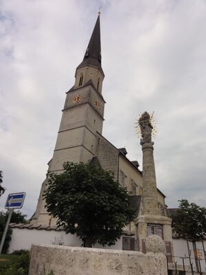Kirchturm und Kriegerdenkmal von Palling.jpg