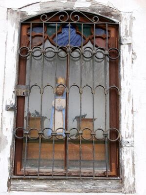 Kleine Statue in einem Erker des Schlosses Guggenthal.jpg