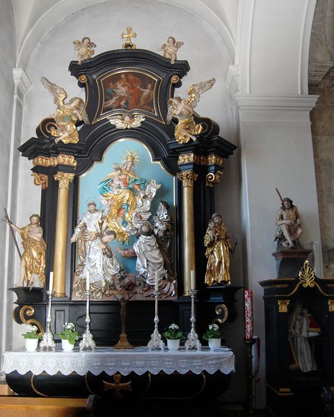 Datei:Pfarrkirche Straßwalchen, li. Seitenaltar.jpg