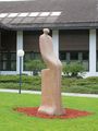 Skulptur vor der Reha in Großgmain.jpg