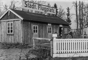 Abfertigungsgebäude Salzburger Flughafen 1926.jpg