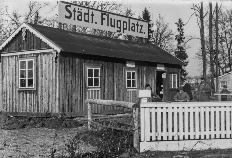 Datei:Abfertigungsgebäude Salzburger Flughafen 1926.jpg