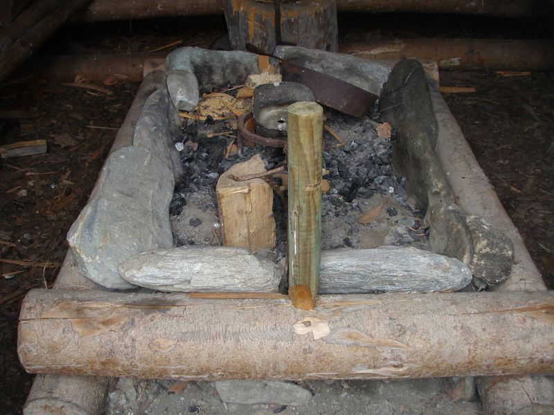 Datei:Holzknechtsölde Feuerstelle, Museum Bramberg.jpg