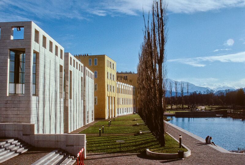 Datei:Naturwissenschaftliche Fakultät Teich 1989.jpg