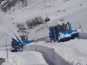 Großglockner Hochalpenstraße Schneeräumung 11 April 2016 03.jpg