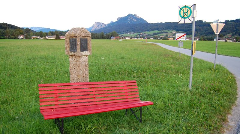 Datei:1 Säule mit Bank.jpg