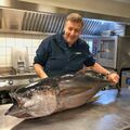 Walter Grüll Fischhandel Grödig mit Thunfisch.jpg