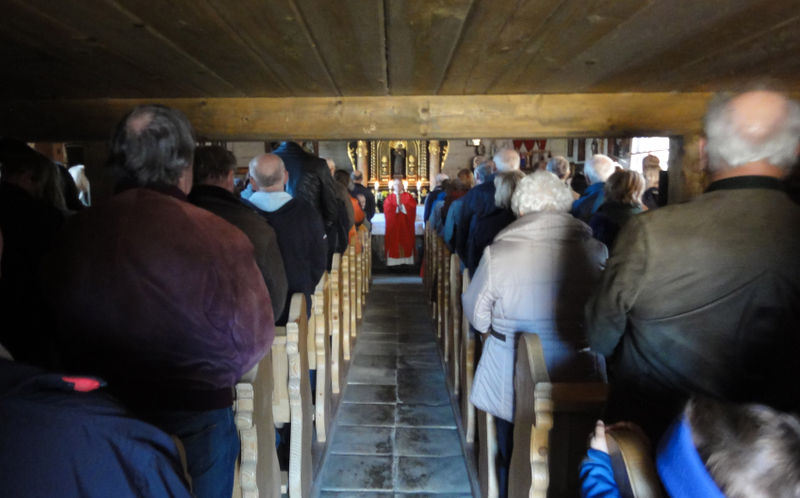 Datei:Dichtgedrängt volle Kolomanskirche.jpg