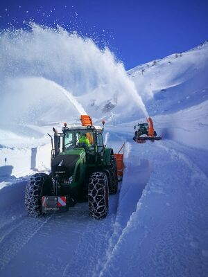 Großglockner Hochalpenstraße Schneeräumung 2021 17.jpg