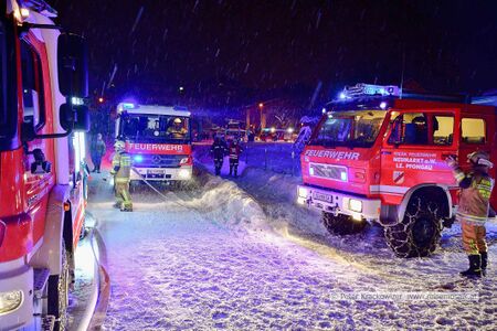 2017 01 08 FF Neumarkt am Wallersee Brand Wallbachsiedlung 09.jpg