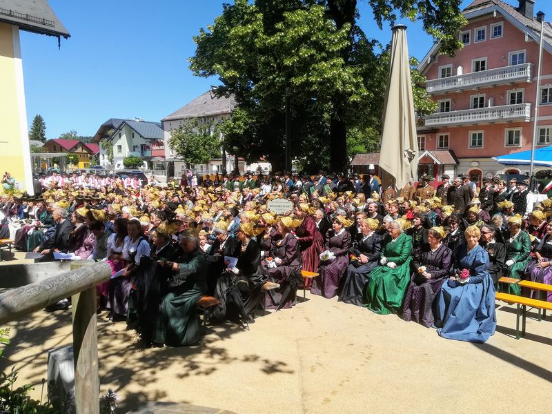 Datei:50jähr.Goldhaubenjubiläum 2018 in Thalgau.jpg