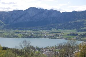 Drachenwand mit dem Mondsee.JPG
